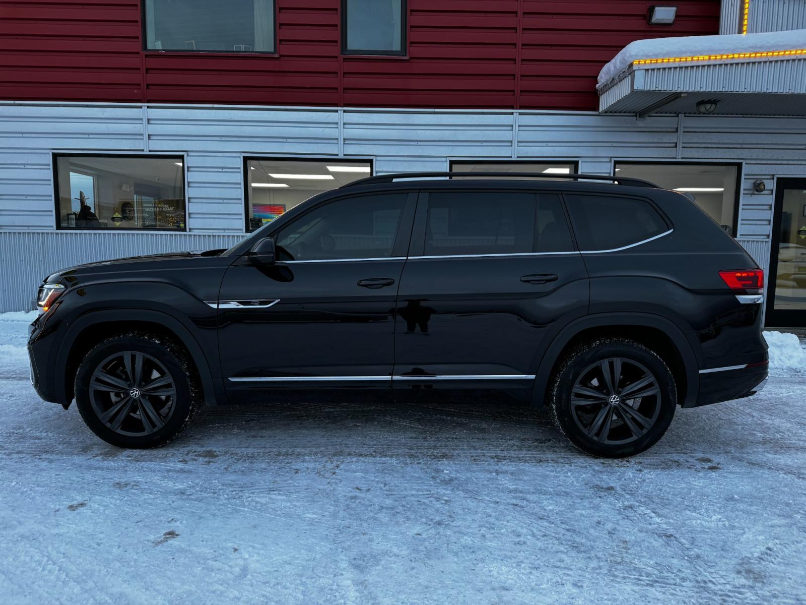2021 Black /Black Volkswagen Atlas SEL 4-Motion (1V2RR2CA9MC) with an 3.6L V6 Gasoline engine, located at 1960 Industrial Drive, Wasilla, 99654, (907) 376-5555, 61.573475, -149.400146 - Photo #2